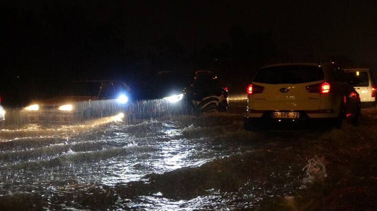 Antalya'da yollar göle döndü, sürücüler araçlarında mahsur kaldı