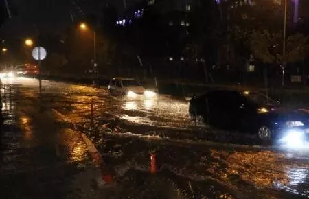 Kaş'ta sağanak nedeniyle seraları su bastı (3) Kaş'ta sağanak nedeniyle seraları su bastı (3)