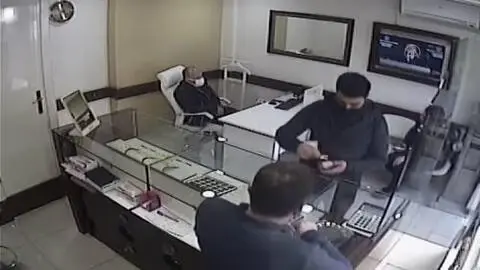 Ayar hilesiyle kuyumcuları dolandıran 3 şüpheli tutuklandı Ayar hilesiyle kuyumcuları dolandıran 3 şüpheli tutuklandı