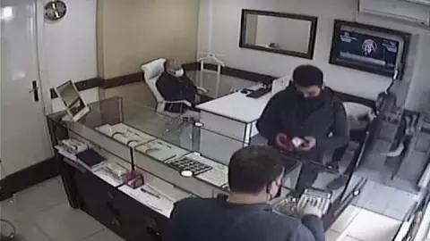 Ayar hilesiyle kuyumcuları dolandıran 3 şüpheli tutuklandı Ayar hilesiyle kuyumcuları dolandıran 3 şüpheli tutuklandı