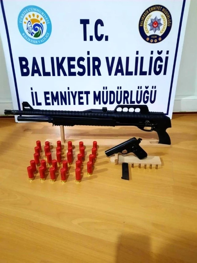 Balıkesir'de polis 20 aranan şahsı yakaladı