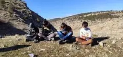 Son dakika haberi! Bu köyde çocuklar uzaktan eğitim alabilmek için tepelere çıkıyor