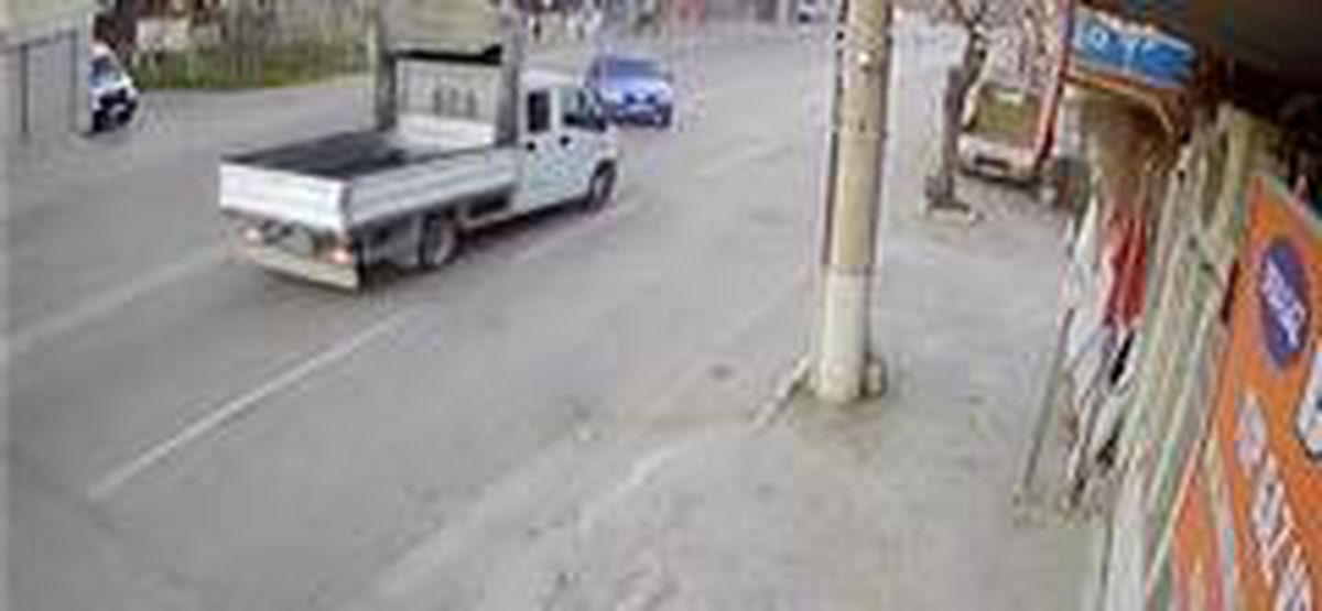 Kontrolden çıkan otomobil ile kamyonet kafa kafaya çarpıştı! 6 kişinin yaralandığı kaza kamerada