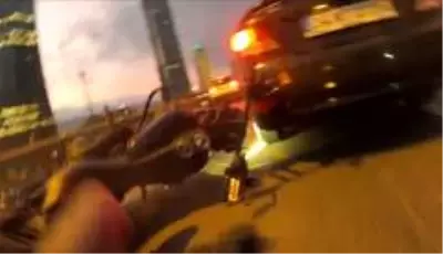 Seyir halindeki motosikletlilerin feci kazası kamerada