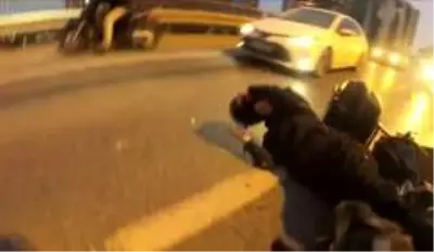 Seyir halindeki motosikletlilerin feci kazası kamerada