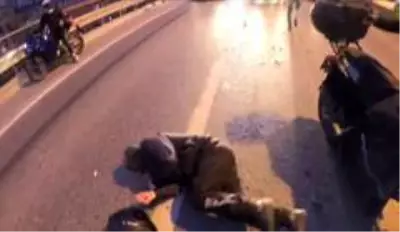 Seyir halindeki motosikletlilerin feci kazası kamerada