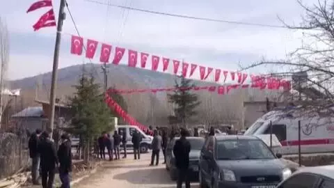 KAHRAMANMARAŞ - Şemdinli'de çığ düşmesi sonucu şehit olan sözleşmeli er Özdemir'in ailesine acı haber verildi KAHRAMANMARAŞ - Şemdinli'de çığ düşmesi sonucu şehit olan sözleşmeli er Özdemir'in ailesine acı haber verildi