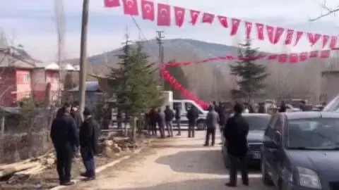 KAHRAMANMARAŞ - Şemdinli'de çığ düşmesi sonucu şehit olan sözleşmeli er Özdemir'in ailesine acı haber verildi KAHRAMANMARAŞ - Şemdinli'de çığ düşmesi sonucu şehit olan sözleşmeli er Özdemir'in ailesine acı haber verildi