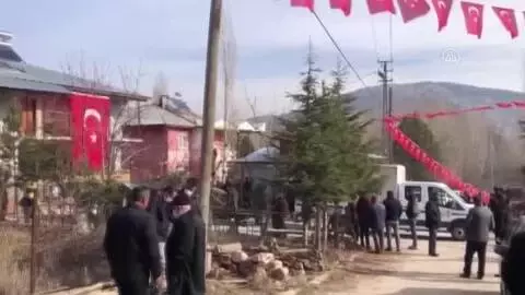 KAHRAMANMARAŞ - Şemdinli'de çığ düşmesi sonucu şehit olan sözleşmeli er Özdemir'in ailesine acı haber verildi KAHRAMANMARAŞ - Şemdinli'de çığ düşmesi sonucu şehit olan sözleşmeli er Özdemir'in ailesine acı haber verildi