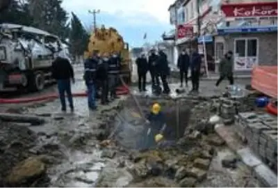 Kazı çalışmaları içme suyu hatlarına zarar veriyor Kazı çalışmaları içme suyu hatlarına zarar veriyor