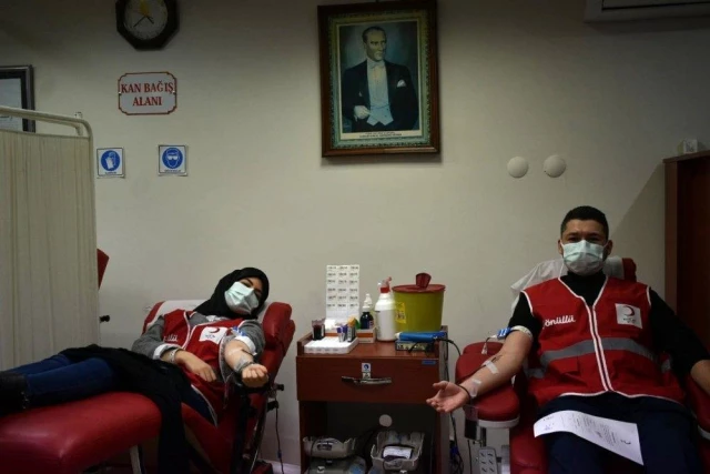 Kızılay'ın gençleri pandemide kan vermeye dikkat çekti