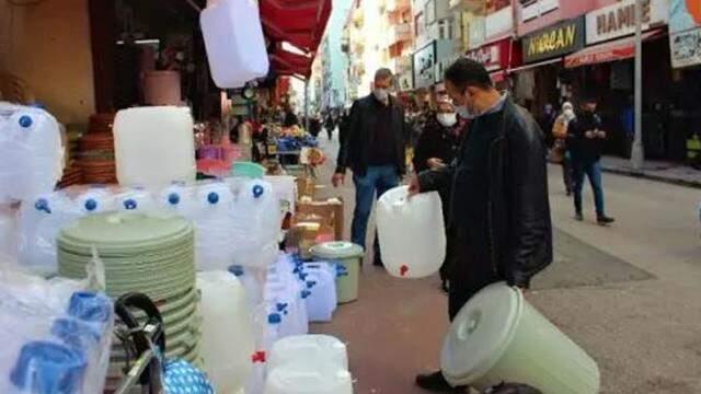 Kocaeli'de vatandaşlar 48 saat sürecek su kesintisine karşı önlem aldı Kocaeli'de vatandaşlar 48 saat sürecek su kesintisine karşı önlem aldı
