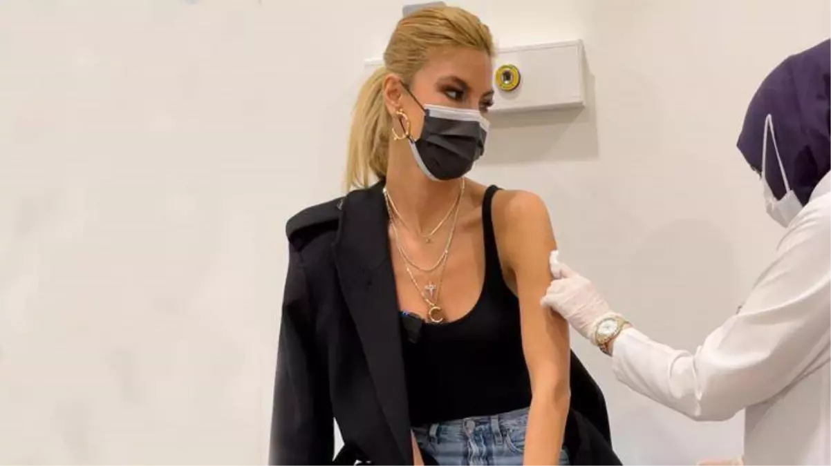 Manken Çağla Şıkel, koronavirüs aşısı oldu