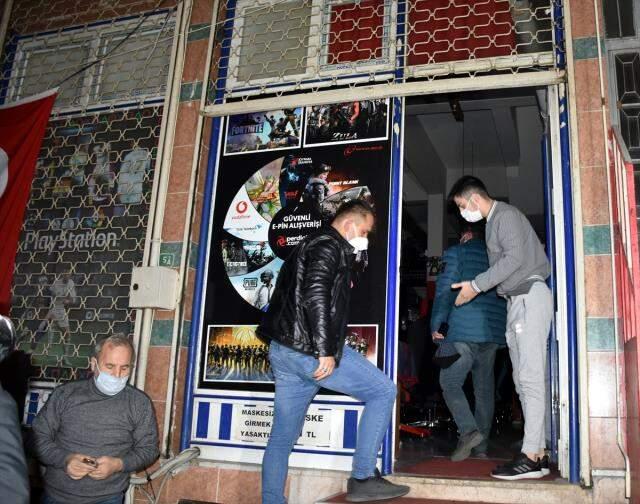 Polis bile şaşkın! Duvarı delerek girdikleri internet kafede oyun oynarken basıldılar