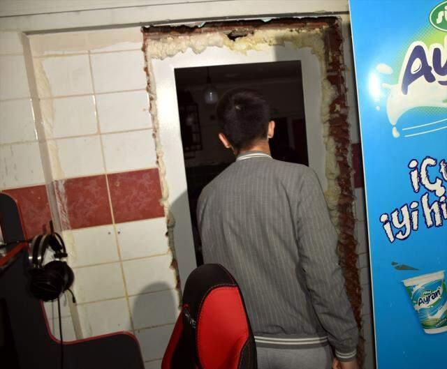 Polis bile şaşkın! Duvarı delerek girdikleri internet kafede oyun oynarken basıldılar