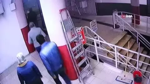 Saç tıraşını beğenmeyen şahıs berber kalfasını ve arkadaşını bıçakladı Saç tıraşını beğenmeyen şahıs berber kalfasını ve arkadaşını bıçakladı