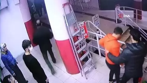 Saç tıraşını beğenmeyen şahıs berber kalfasını ve arkadaşını bıçakladı Saç tıraşını beğenmeyen şahıs berber kalfasını ve arkadaşını bıçakladı