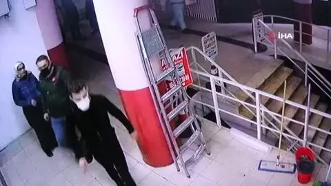 Saç tıraşını beğenmeyen şahıs berber kalfasını ve arkadaşını bıçakladı Saç tıraşını beğenmeyen şahıs berber kalfasını ve arkadaşını bıçakladı