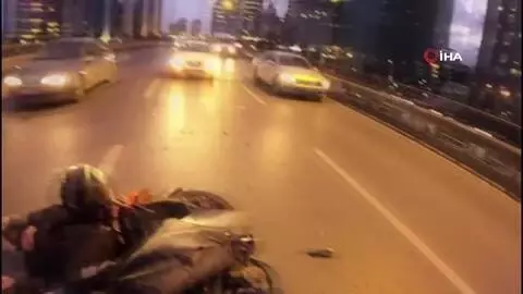 Seyir halindeki motosikletlilerin feci kazası kamerada Seyir halindeki motosikletlilerin feci kazası kamerada