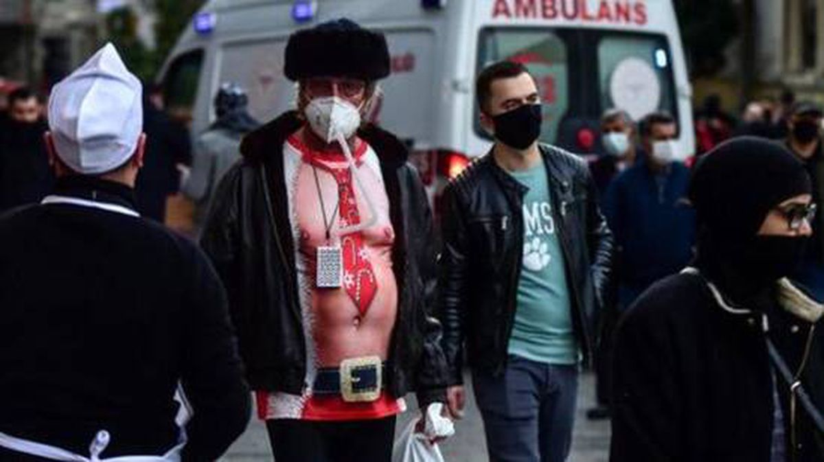 Taksim'de garip giyimli turisti görenler şaşkınlığını gizleyemedi