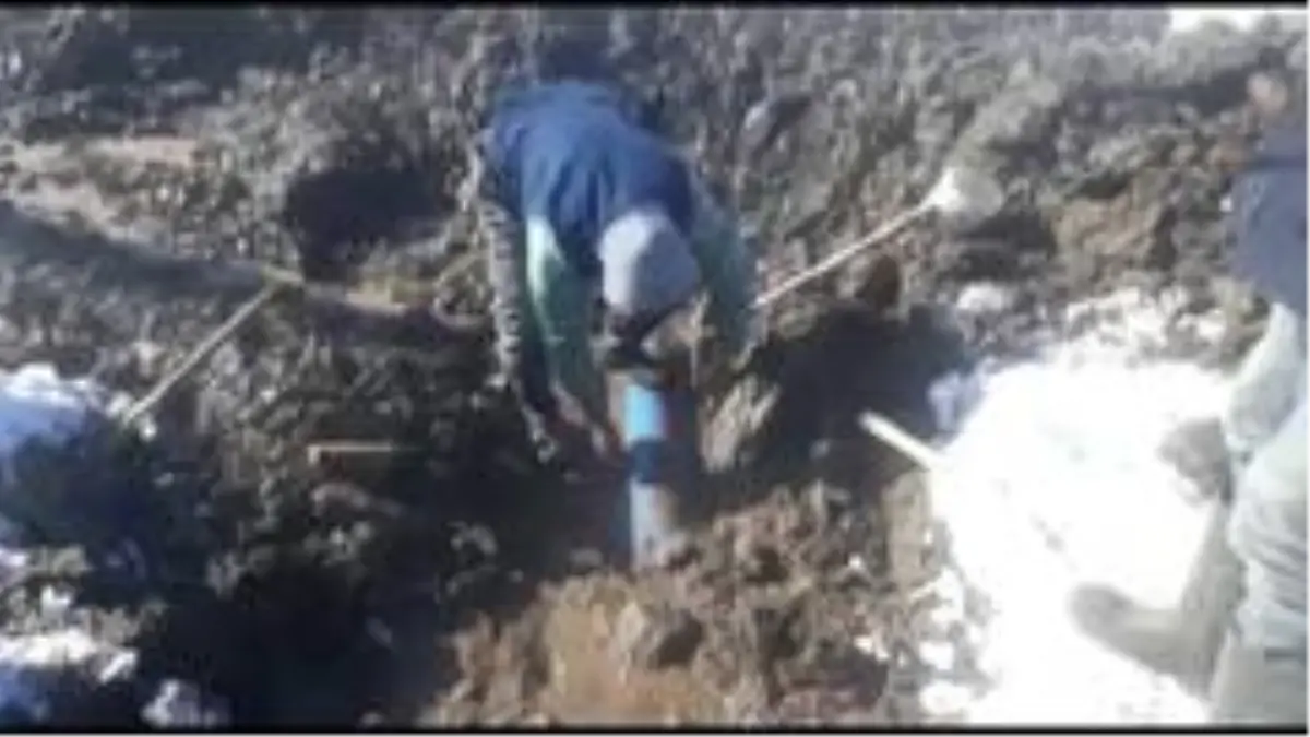 Tekman ESKİ ekibi soğuk havada mahallelinin yardımına yetişti