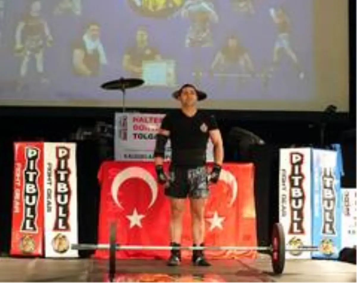 Tolga Çakmak, halter silkmede dünya rekoru kırdı