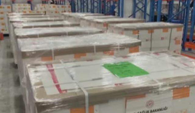 Türkiye'nin Çin'den sipariş ettiği CoronaVac aşılarının tırlara yüklenme anı ilk kez görüntülendi