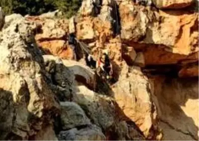 Son dakika haberleri: - Uçurumda mahsur kalan keçiye kurtarma operasyonu Son dakika haberleri: - Uçurumda mahsur kalan keçiye kurtarma operasyonu