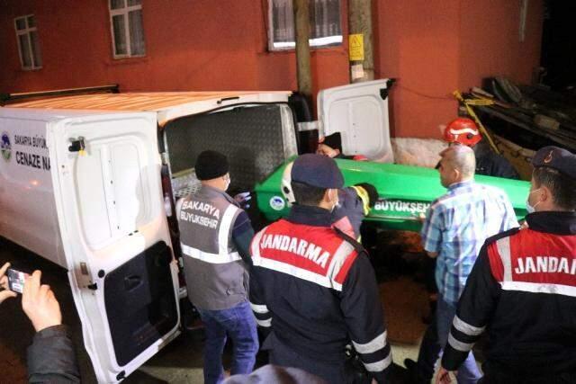 Ahşap evde çıkan yangında hayatını kaybeden yaşlı çiftin çocuğu: Sigarayı bırakıp uyuma diye uyarmıştım