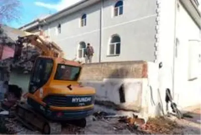 Altınkurnalar Camiine nefes aldıran yıkım Altınkurnalar Camiine nefes aldıran yıkım