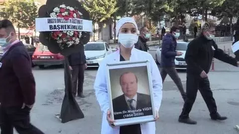 Amasya'da nöroloji uzmanı Dr. Mustafa Yiğit Kovid-19 nedeniyle yaşamını yitirdi