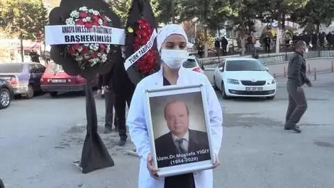 Amasya'da nöroloji uzmanı Dr. Mustafa Yiğit Kovid-19 nedeniyle yaşamını yitirdi
