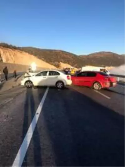 Antalya'da zincirleme kaza: 7 yaralı Antalya'da zincirleme kaza: 7 yaralı