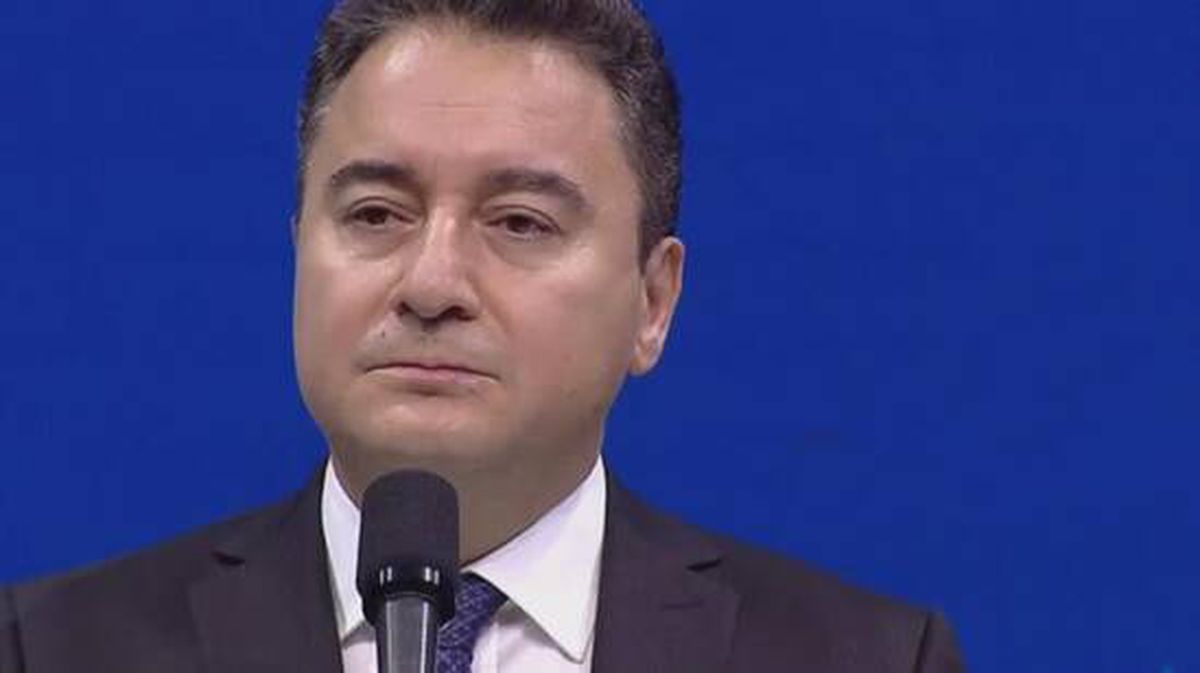 Babacan, kardeşinin başörtüsü taktığı için 3 kez üniversiteden uzaklaştırıldığını anlatırken gözyaşlarına boğuldu