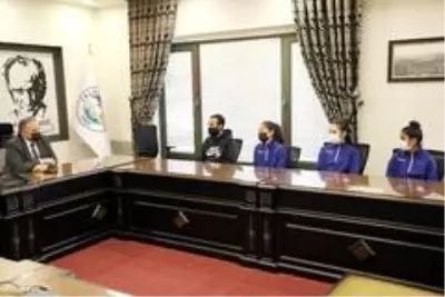 Başkan Yalçın Türkiye 3.'sü Talaslı sporcuları ağırladı Başkan Yalçın Türkiye 3.'sü Talaslı sporcuları ağırladı
