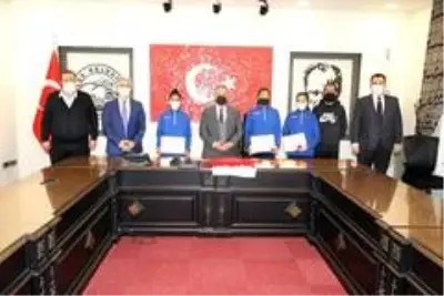 Başkan Yalçın Türkiye 3.'sü Talaslı sporcuları ağırladı Başkan Yalçın Türkiye 3.'sü Talaslı sporcuları ağırladı