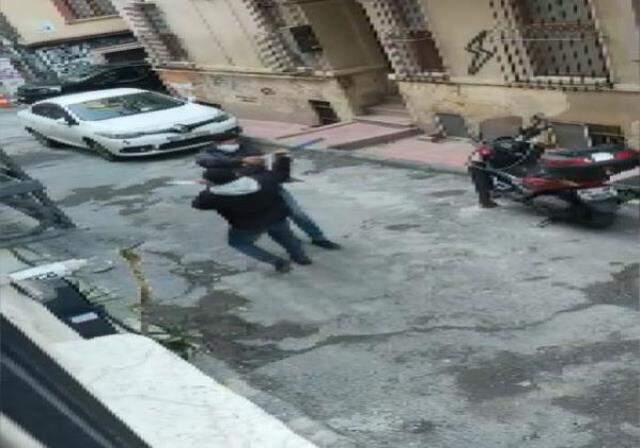 Beyoğlu'ndaki bıçaklı kavga anbean kamerada! Boğazından bıçaklanan kişi hayatını kaybetti