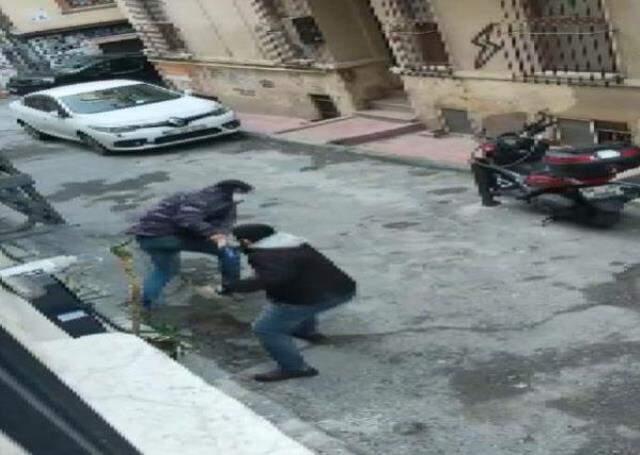 Beyoğlu'ndaki bıçaklı kavga anbean kamerada! Boğazından bıçaklanan kişi hayatını kaybetti
