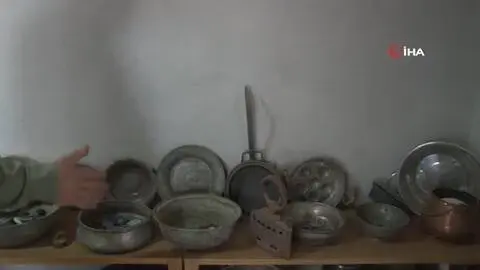 Biriktirdiği antikalarla evinin çatı katını adeta müzeye çevirdi Biriktirdiği antikalarla evinin çatı katını adeta müzeye çevirdi