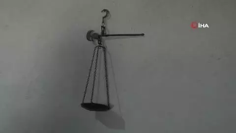 Biriktirdiği antikalarla evinin çatı katını adeta müzeye çevirdi Biriktirdiği antikalarla evinin çatı katını adeta müzeye çevirdi