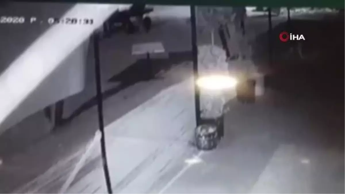 Büfenin malzemelerini böyle çaldılar
