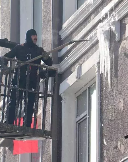 Buz kırma timi günde 20 kamyon buz kırıyor Buz kırma timi günde 20 kamyon buz kırıyor
