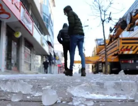 Buz kırma timi günde 20 kamyon buz kırıyor Buz kırma timi günde 20 kamyon buz kırıyor