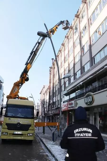 Buz kırma timi günde 20 kamyon buz kırıyor Buz kırma timi günde 20 kamyon buz kırıyor
