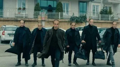 Çukur'da güldüren sahne! Soygun sahnesinde La Case de Papel dizisine gönderme yapıldı Çukur'da güldüren sahne! Soygun sahnesinde La Case de Papel dizisine gönderme yapıldı