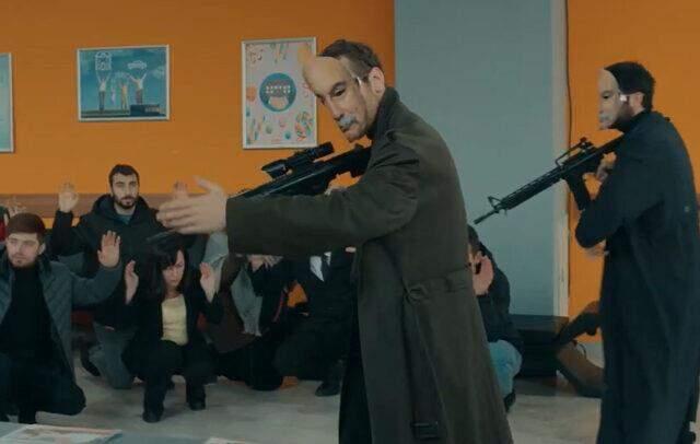Çukur'da güldüren sahne! Soygun sahnesinde La Case de Papel dizisine gönderme yapıldı Çukur'da güldüren sahne! Soygun sahnesinde La Case de Papel dizisine gönderme yapıldı