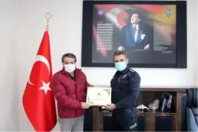 Emniyet Müdürü Özer'den başarılı Gazetecilere hediye Emniyet Müdürü Özer'den başarılı Gazetecilere hediye
