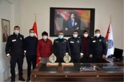 Emniyet Müdürü Özer'den başarılı Gazetecilere hediye Emniyet Müdürü Özer'den başarılı Gazetecilere hediye