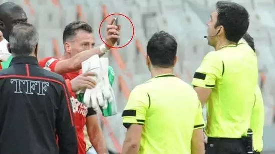 Hakan Arslan'ın hakeme telefon göstermesi Avrupa basının gündeminde Hakan Arslan'ın hakeme telefon göstermesi Avrupa basının gündeminde