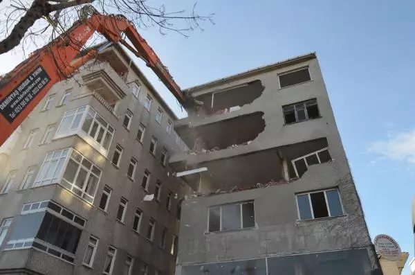 27 yıldır eğik duran �korku binası� mahkeme kararıyla yıkıldı Haberler